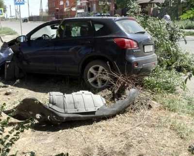 Под Брянском пьяный школьник на Nissan Qashqai протаранил дерево