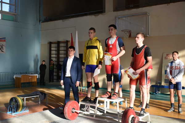 Брянский депутат Перепелов наградил победителей первенства области по тяжёлой атлетике