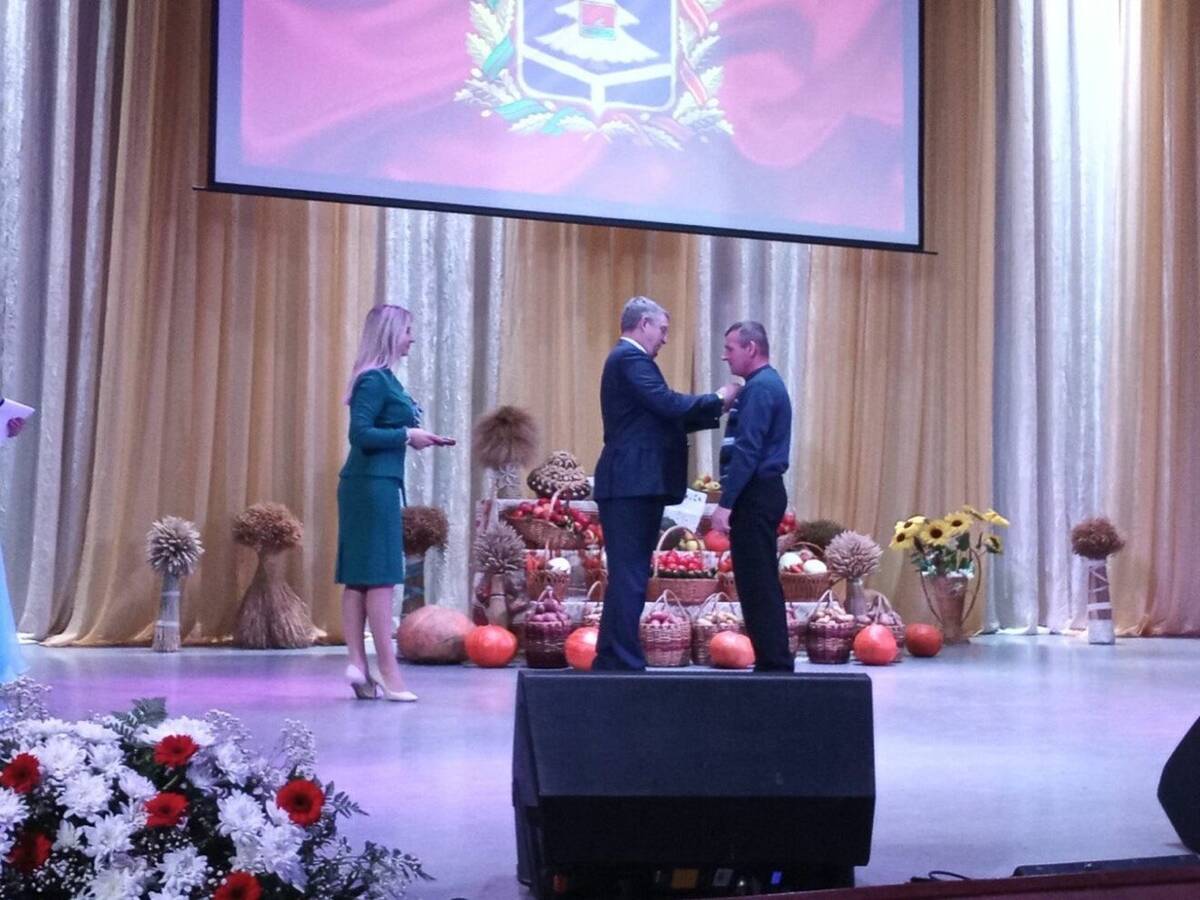 Брянский губернатор Александр Богомаз наградил лучших сельхозработников