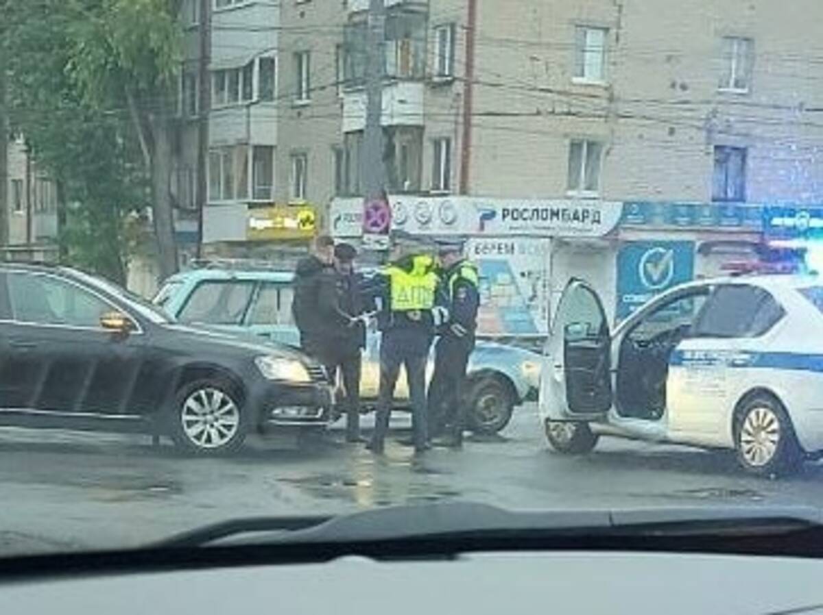 В Брянске на «Полтиннике» две легковушки попали в аварию