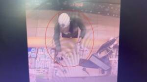 Брянец украл телефон у кассы и попал на видео: дело ушло в суд