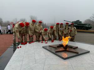 В Стародубе возложили цветы в День неизвестного солдата