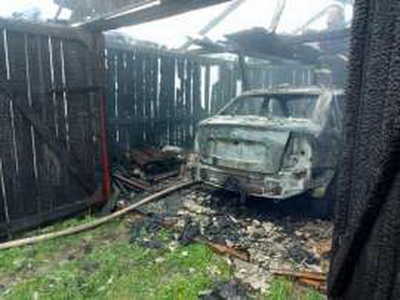 В Мглине сгорели два гаража и легковушка