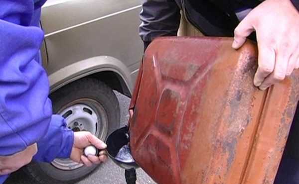 В Брянске водитель похитил с рабочей машины 90 литров горючего