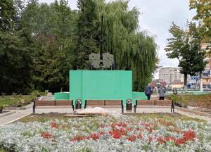 Новые растения, скамейки и освещение появились у мемориала в Бежице