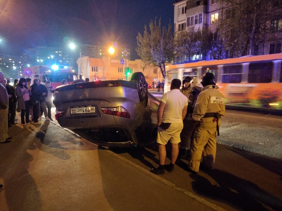 В Брянске в ДТП перевернулась иномарка