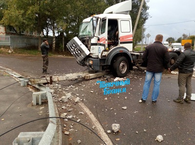 Под Брянском грузовой тягач «Mercedes» раскрошил бетонный столб