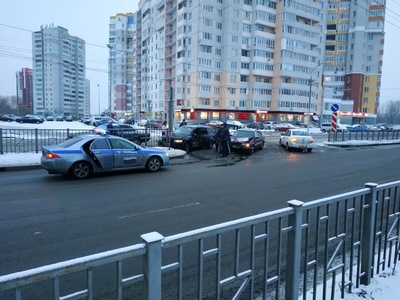 В Брянске возле гипермаркета «Линия» столкнулись две легковушки