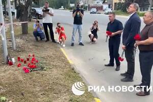 Егор Ковальчук возложил цветы к месту гибели мужчины после удара ВСУ по Новозыбкову