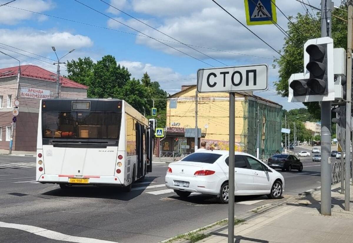 В Брянске возле Набережной автобус №37 попал в ДТП