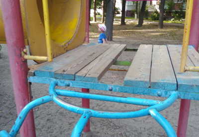 В Брянске девочка провалилась на детской горке в сквере Гайдукова