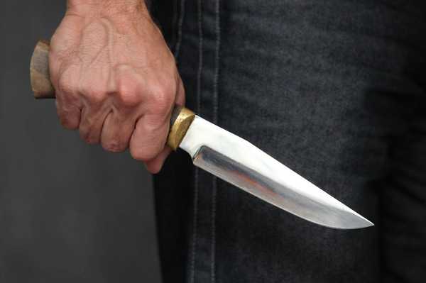 В Брянске пьяный пенсионер пырнул ножом знакомую и не пускал к ней врачей