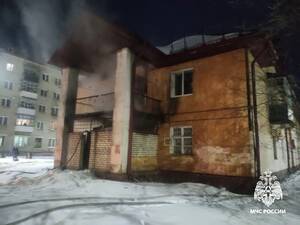 Четверо спасены и 6 эвакуированы на пожаре в бараке в Брянске