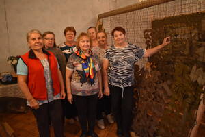 Добровольцы Клетнянского района уже два года плетут маскировочные сети для бойцов СВО