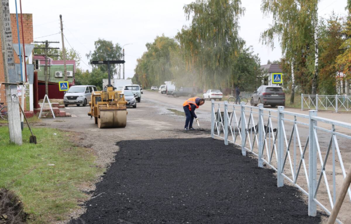 В поселке Комаричи продолжается ремонт дорог