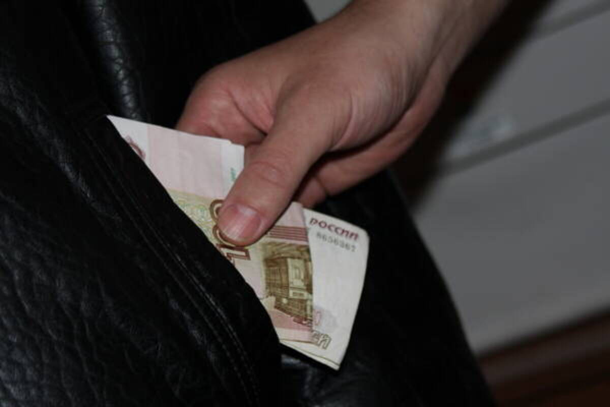 В Брянске подросток украл 21 тысячу рублей у 7-летнего сладкоежки 