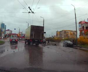 В Брянске на кольце у стальзавода разбились две иномарки