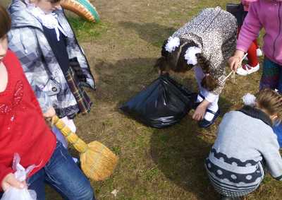 В Клинцах малышей заставили собирать мусор и разбитые бутылки