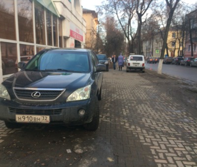 В Брянске автохамы захватили тротуар на улице Горького