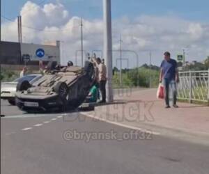 На кольце у «Аэропарка» в Брянске лежит автомобиль колесами вверх