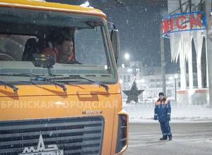 В Брянске дорожники снова вышли на борьбу со снегопадом