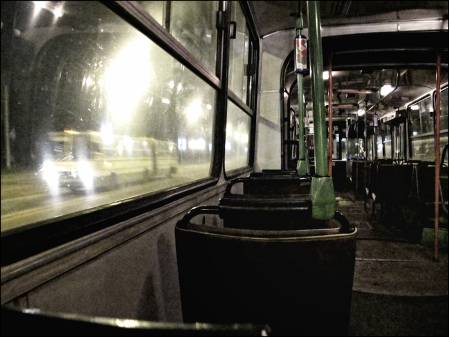 В окне автобуса поплыл. Вид из окна автобуса. Вид из автобуса ночью. Окно автобуса. Вид из автобуса вечером.