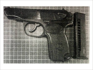 Брянец украл пистолет из автомобиля и заявился с ним в магазин