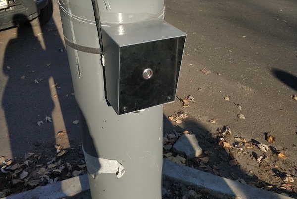В Брянске сняли на фото капризный светофор на улице Дзержинского