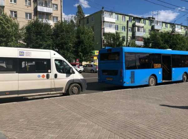 В Брянске возле ТРЦ «БУМ сити» столкнулись автобус и маршрутка №166