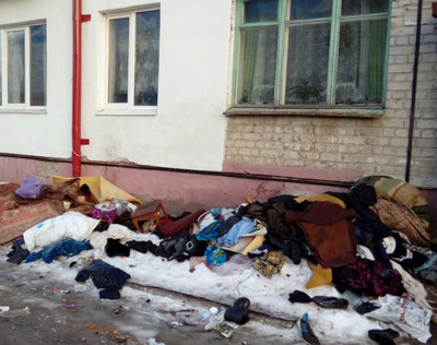 В Брянске жильцы общежития устроили свинарник под своими окнами 