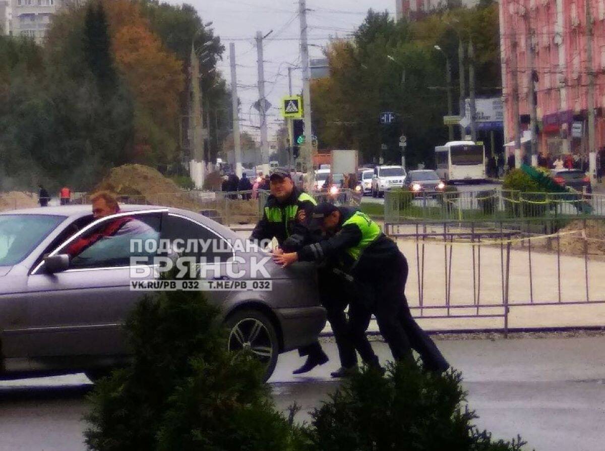 Сотрудники ГИБДД помогли брянцу толкнуть машину