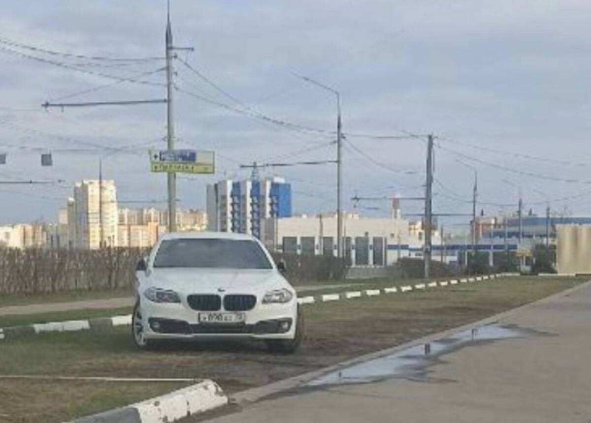 В Брянске водитель BMW устроил парковку на газоне возле «Аэропарка»