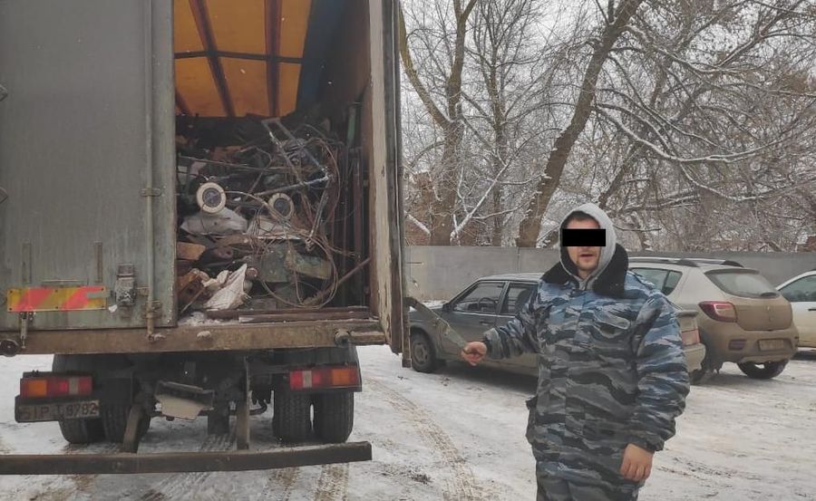 На брянской границе пограничники задержали 3 грузовика с металлом