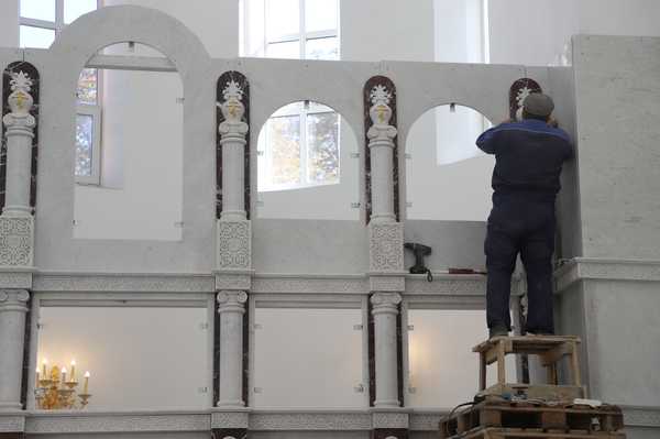 В Клинцах в соборе уральские умельцы устанавливают мраморный иконостас