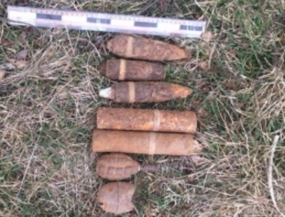 В Севском районе нашли артиллерийские снаряды и гранаты