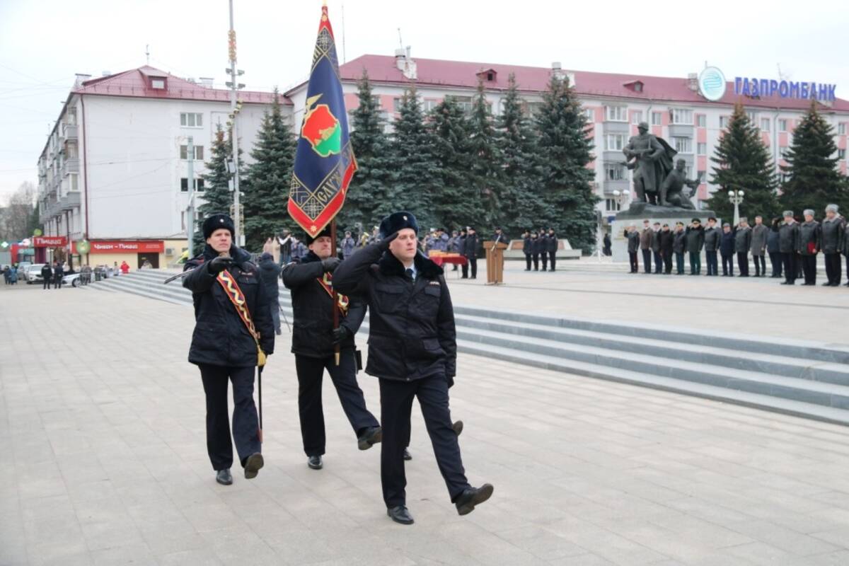 На Площади Партизан в Брянске прошел развод нарядов полиции