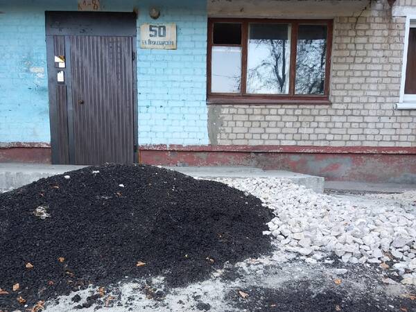 Возле общежития в центре Брянска строители забыли доделать тротуар