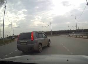 В Брянске лихач на кроссовере едва не устроил ДТП на проспекте Героев