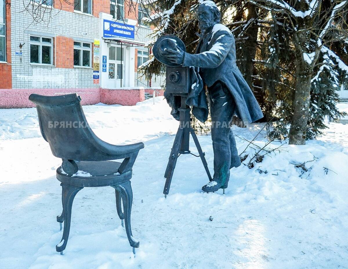 В Брянске возле стадиона появился памятник фотографу XIX века «Птичка»