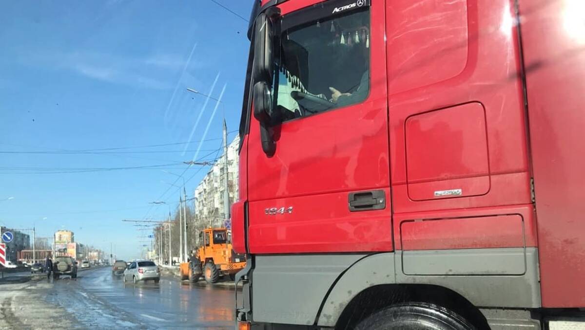 В Брянске возле Самолёта столкнулись легковой автомобиль и грузовик