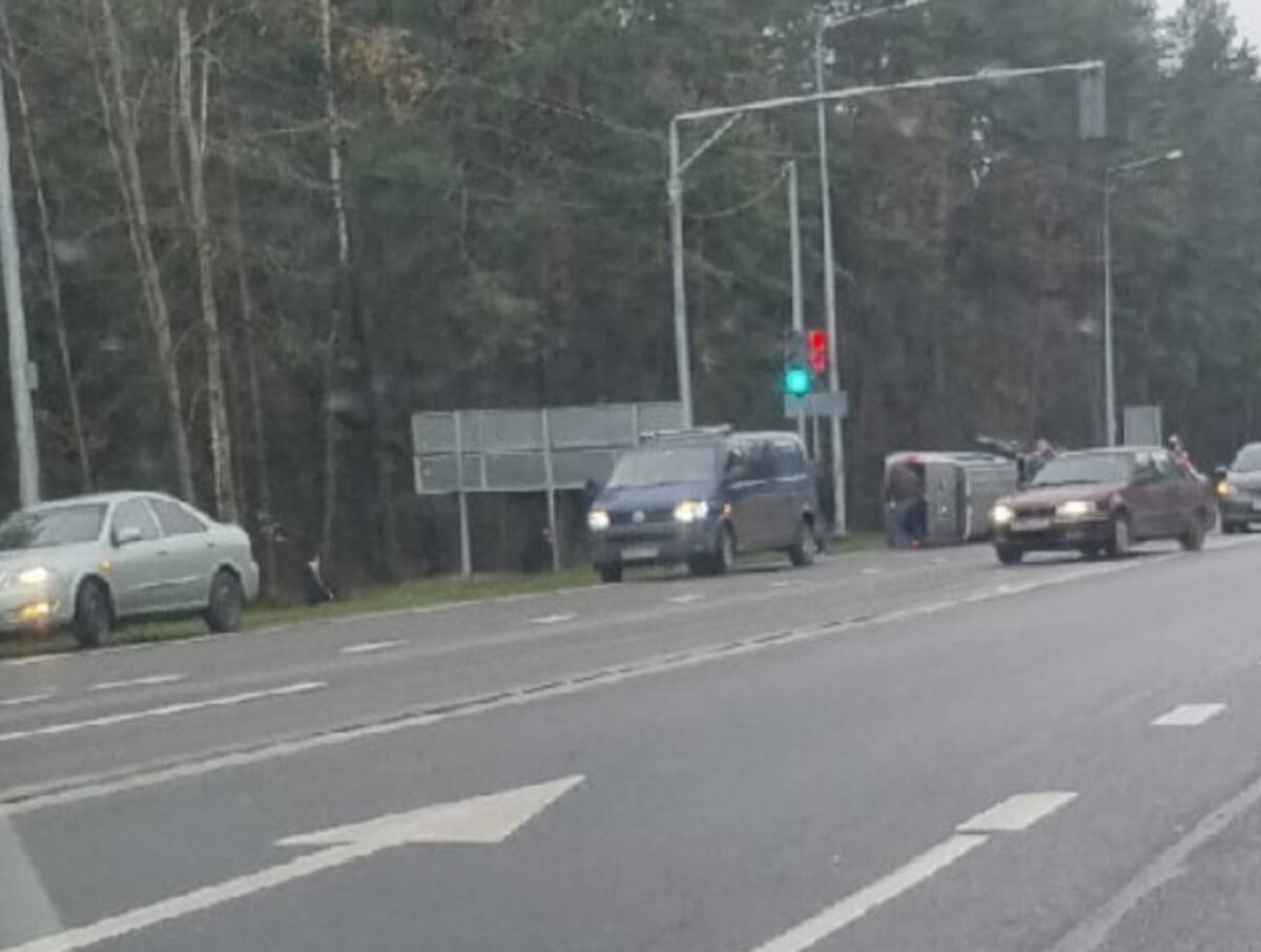 Под Брянском на повороте к «Партизанской поляне» перевернулась легковушка