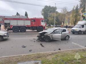 В Володарском районе BMW протаранил Opel, пострадала женщина