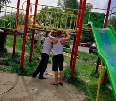 В Брянске жители многоэтажки сами отремонтировали детскую площадку