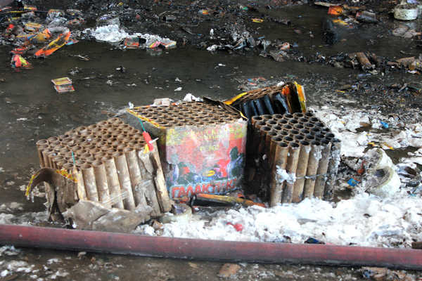 Жителей Унечи возмутил мусор после новогодних фейерверков
