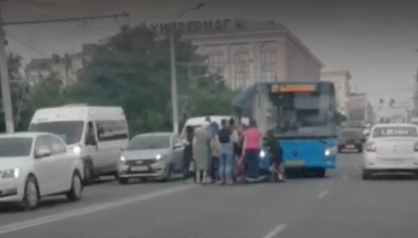 В центре Брянска возле ЦУМа автобус № 27 сбил горожанку
