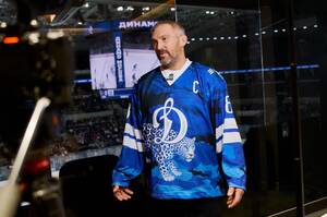 Александр Овечкин поддержал дальневосточного леопарда на льду