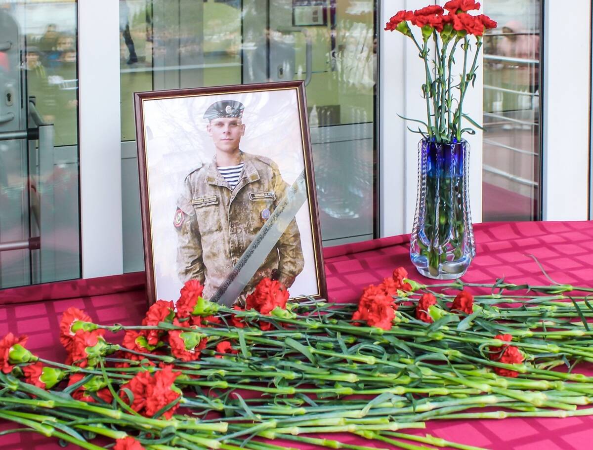 В Брянске открыли мемориальную доску в память о погибшем в СВО Кирилле Мишине