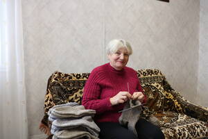 В Стародубском округе Татьяна Ермак вяжет тёплые носки для бойцов
