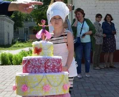 В Унече на семейном празднике показали коляску-торт