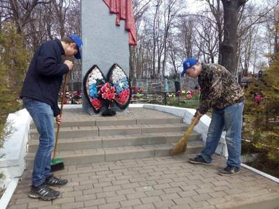 В Унече активисты «Единой России» привели в порядок памятник воину 13-й Армии